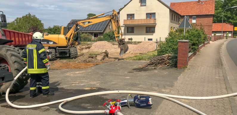 Feuerwehreinsatz in Hagenburg: Bagger beschädigt Gasleitung