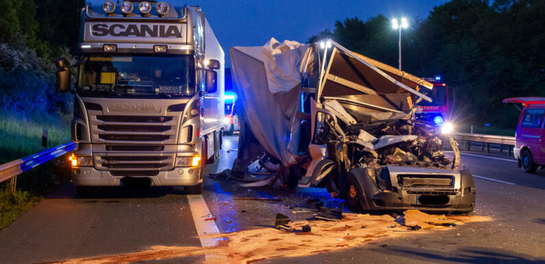 Schwerer Unfall auf A2 bei Veltheim: Fahrer von Klein-LKW wird aus Fahrzeug geschleudert