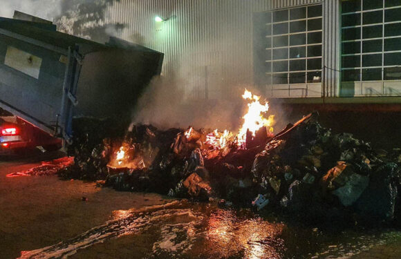 Obernkirchen: Feuerwehr löscht brennenden Müll