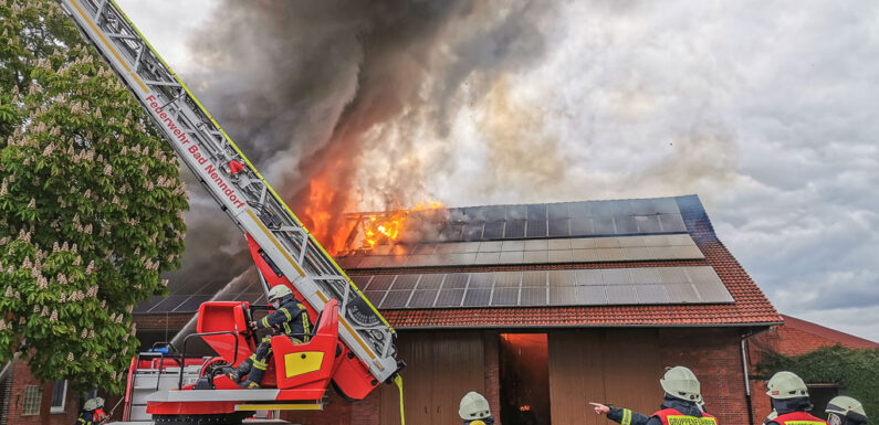 Großeinsatz von Feuerwehren, THW und Rettungsdienst: Wohnhaus in Rehren A.R. in letzter Sekunde gerettet