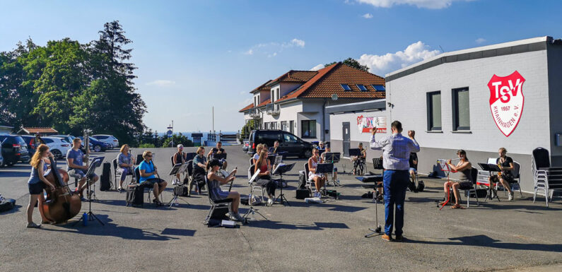 Auf, auf zu neuen Tönen: Blasorchester Krainhagen startet nach 15 Wochen Pause „Open-Air“-Probe