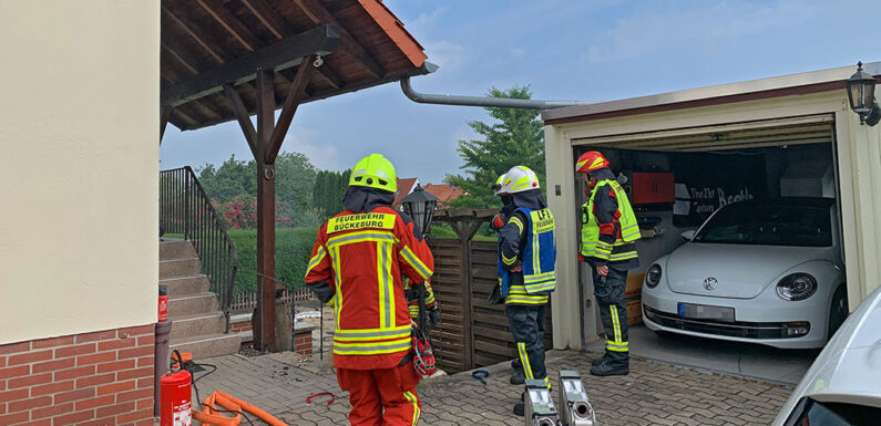 Brand in Bückeburg: Drei Hausbewohner mit Verdacht auf Rauchgasvergiftung in Krankenhaus gebracht