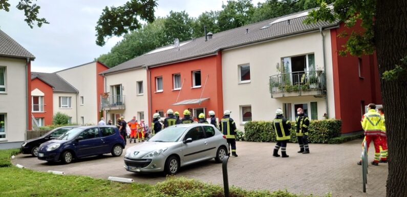 Hagenburg: Feuerwehreinsatz in Wohnanlage / Ein Bewohner leblos vorgefunden