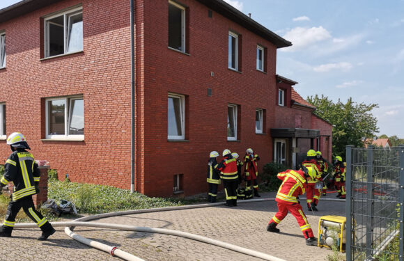 Einsatz in Röcke: Feuerwehr rettet zwei Personen über Drehleiter