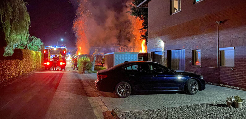Brand einer Thujahecke in Helpsen / Strohballen in Obernkirchen in Flammen
