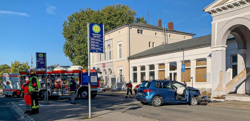 Unfall in Bückeburg: Auto prallt gegen Säule des Bahnhofsgebäudes