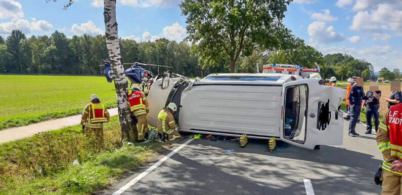 Feuerwehr-Großaufgebot bei Verkehrsunfall mit VW Transporter