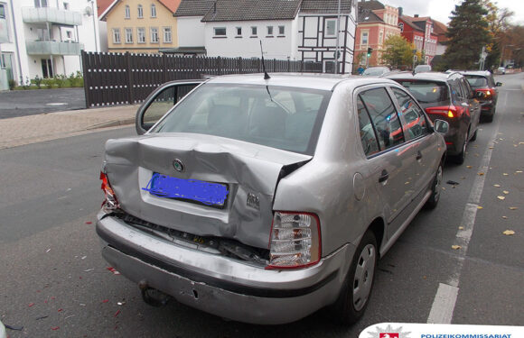 Auffahrunfall in Bückeburg: Zwei Verletzte, vier Fahrzeuge beschädigt