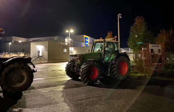 Lauenau: Landwirte protestieren gegen Billigpreise und blockieren EDEKA-Zufahrt