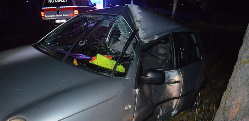 Auto prallt gegen Baum: Fahrer (21) schwer verletzt