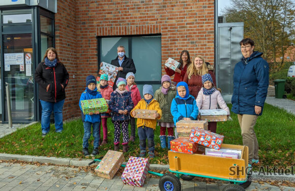 Kindergarten Bergkrug und Volksbank in Schaumburg spenden für „Weihnachten im Schuhkarton“