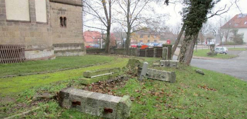Obernkirchen: Sandsteinsockel und Zaun an St. Josef Kirche beschädigt