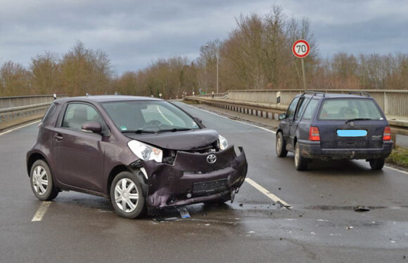 Beim Abbiegen Toyota übersehen: Autofahrerin leicht verletzt