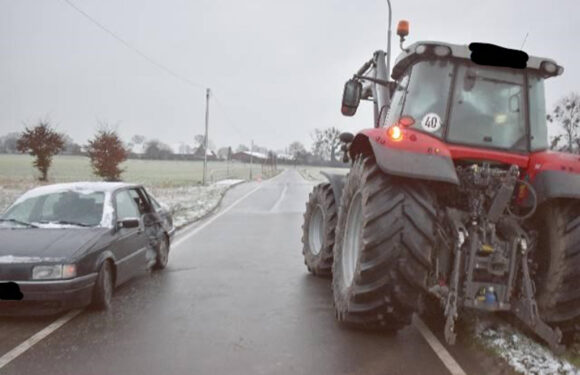 Passat schleudert gegen Traktor