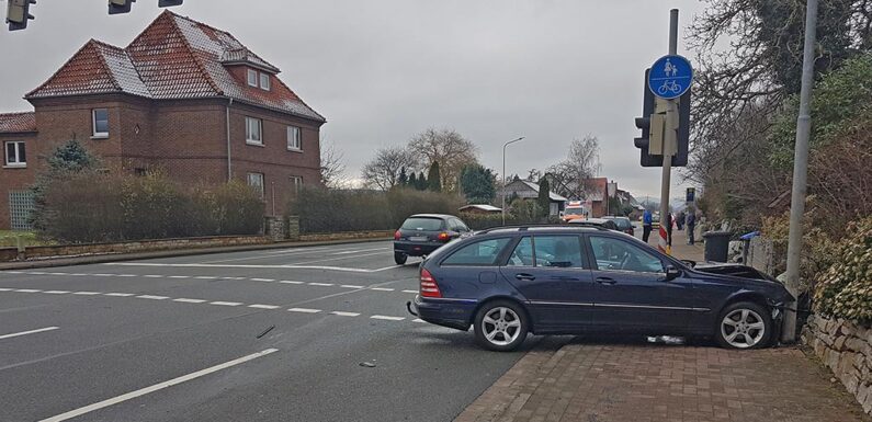Gelldorf: Mercedes und Peugeot stoßen zusammen, Obernkirchener (21) leicht verletzt