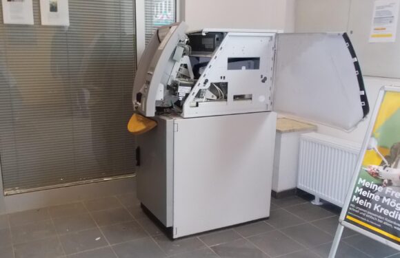 Bückeburg: Zwei Täter versuchen, Commerzbank-Geldautomaten zu sprengen