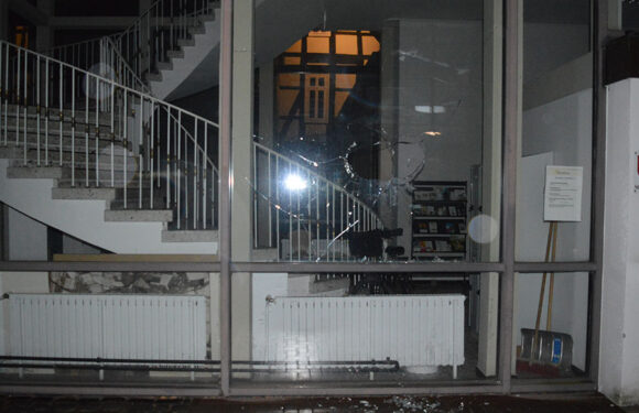 Bückeburg: Glasfassade am Stadthaus und Redaktionsräume beschädigt