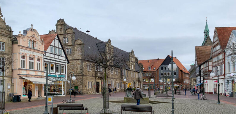 Stadthagen zeigt Flagge: Friedenskundgebung auf dem Marktplatz, Andacht in der St. Martini Kirche
