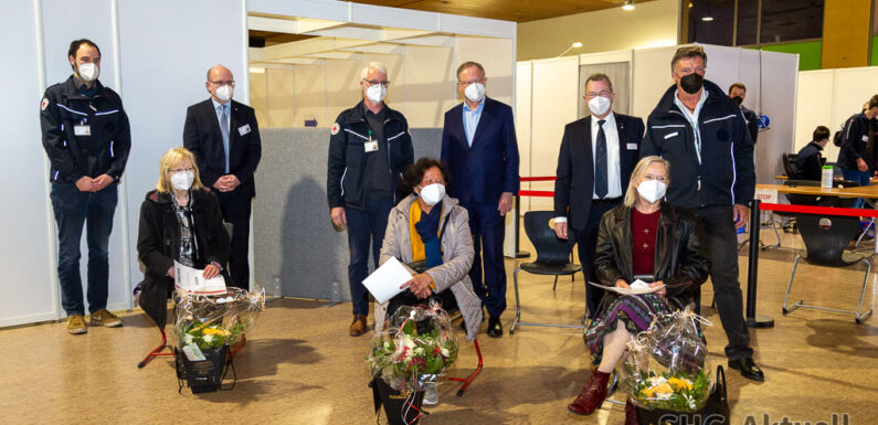 33.333. Impfung: Ministerpräsident Stephan Weil gratuliert im Schaumburger Impfzentrum