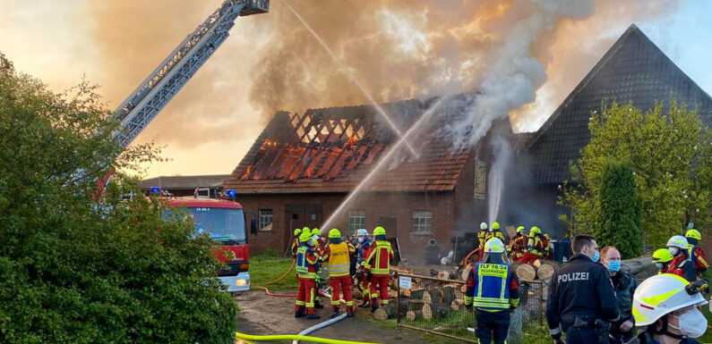Dachstuhlbrand in Evesen: Neunstündiger Einsatz für 90 Kräfte von Feuerwehr und Rettungsdienst
