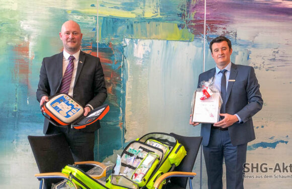 Volksbank in Schaumburg spendet Notfallrucksack mit Defibrillator an DRK Bückeburg