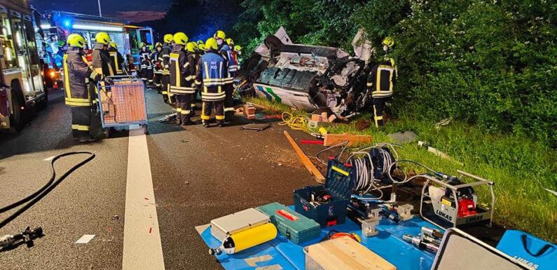 Schwerer Unfall auf der A2 zwischen Rehren und Lauenau: Transporter überschlägt sich