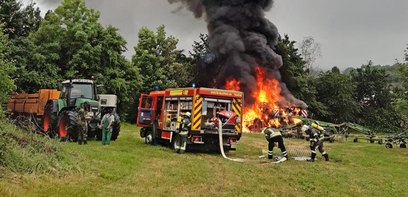 Heeßen: Traktor mit Gülleanhänger in Flammen