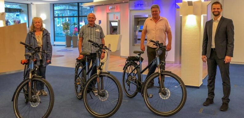 Heiße Reifen mit Elektrounterstützung: Drei glückliche Volksbank-Gewinnsparer freuen sich über schicke E-Bikes