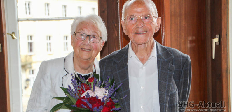 Vor 87 Jahren im heutigen Lesesaal des Staatsarchivs geboren: Marianne Haumann freut sich über gelungene Geburtstagsüberraschung