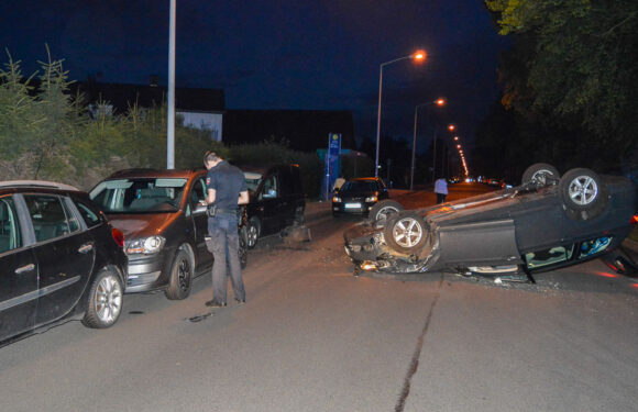 Parkende Autos gerammt und überschlagen: Bückeburger (55) bei Unfall auf Petzer Straße leicht verletzt