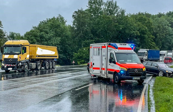 Unfall auf B83 bei Buchholz: Audi-Fahrerin übersieht LKW beim Abbiegen
