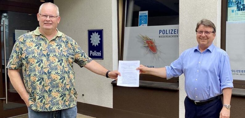 Eilsen: Samtgemeindebürgermeisterkandidat Hartmut Krause gibt Wahlunterlagen ab