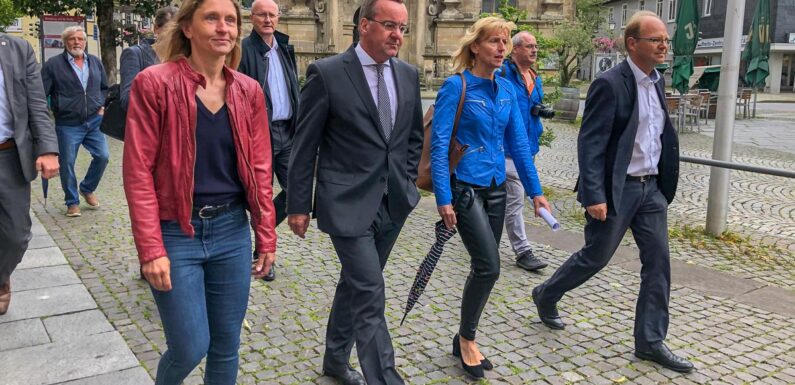 „Die Menschen mitzunehmen ist der einzige Weg“: Innenminister Boris Pistorius auf Stadtspaziergang mit Sandra Schauer und der SPD