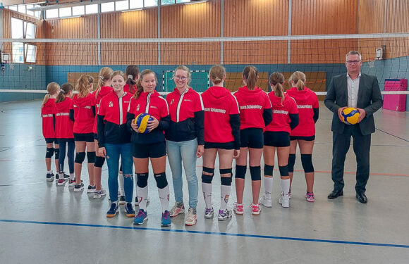 Volksbank in Schaumburg sponsert neue Sportjacken für Volleyball-Damen