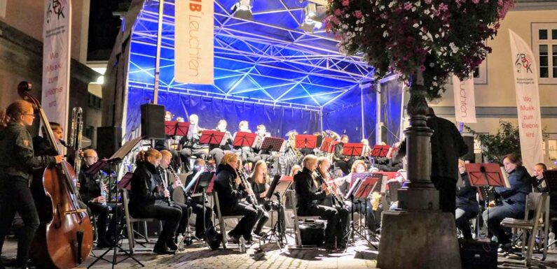 Blasorchester Krainhagen spielt zum Abschluss des Bückeburger Bühnensommers