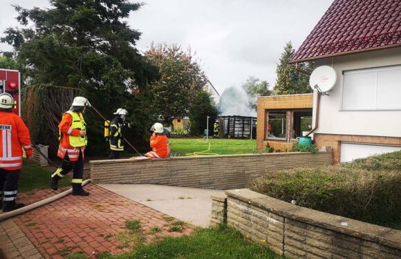 Seggebruch: Feuerwehr löscht brennendes Gartenhaus