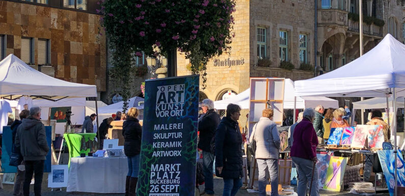 Bückeburg: Künstler und Besucher genießen herbstliches Kaiserwetter bei dritter Ausgabe von „Open Art“ auf dem Marktplatz