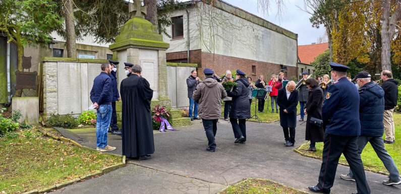 Volkstrauertag: Gedenkfeier am Friedhof der Rogate-Kirche zu Wendthagen