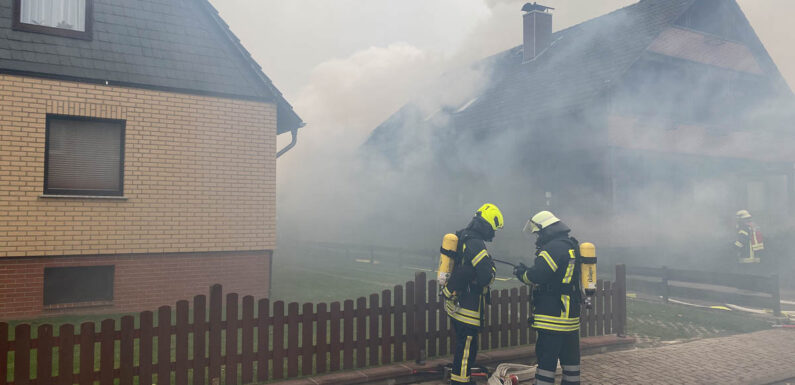Großeinsatz der Feuerwehren in Meinefeld: Garage in Flammen