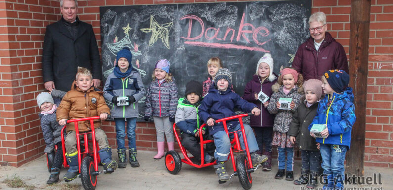 Kindertaxis sind der Hit: Volksbank in Schaumburg spendet 1000 Euro an Kita Bergkrug