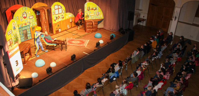 Das Sams feiert mit 300 Kindern Weihnachten: Kindertheater aus Kulturverein-Programm mit Unterstützung der Sparkasse Schaumburg