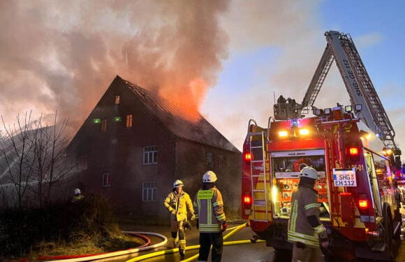 Feuerwehr-Großeinsatz in Obernwöhren: Landwirtschaftliches Gebäude steht in Flammen