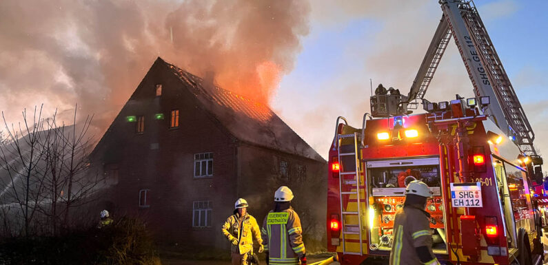 Feuerwehr-Großeinsatz in Obernwöhren: Landwirtschaftliches Gebäude steht in Flammen
