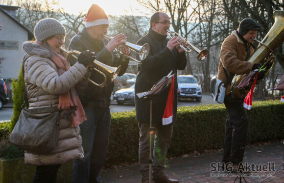 Musikalischer Weihnachtsgruß: Bückeburger Jäger und Bürgerbataillon spielen dem Evangelischen Altenheim ein Ständchen