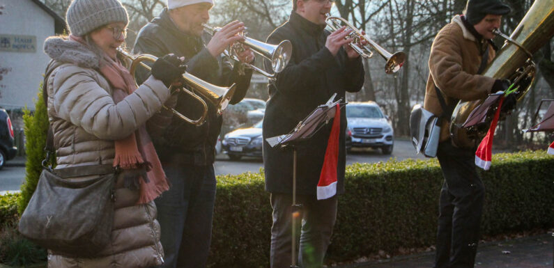 Musikalischer Weihnachtsgruß: Bückeburger Jäger und Bürgerbataillon spielen dem Evangelischen Altenheim ein Ständchen