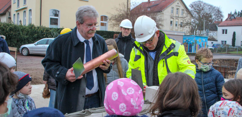 „Mutige Investition in das Beste, was wir haben“: Grundsteinlegung für neue Mensa der Grundschule am Harrl