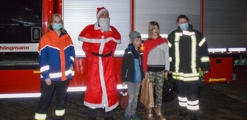 Kinder- und Jugendfeuerwehr Hagenburg/Altenhagen freut sich über den Weihnachtsmann