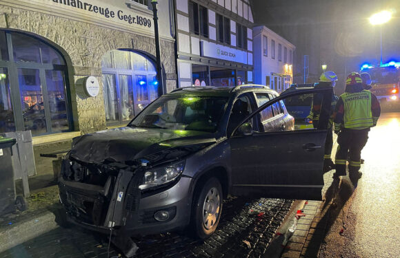 Bückeburg: Unfall in der Innenstadt / Tiguan rammt geparkte Autos