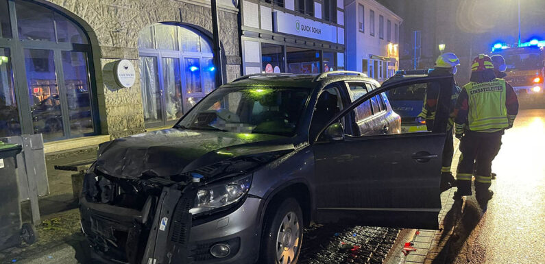 Bückeburg: Unfall in der Innenstadt / Tiguan rammt geparkte Autos