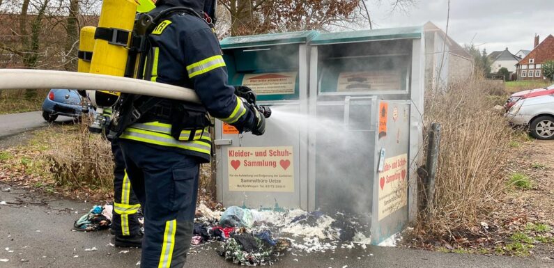 Hagenburg: Feuerwehr löscht brennenden Altkleidercontainer
